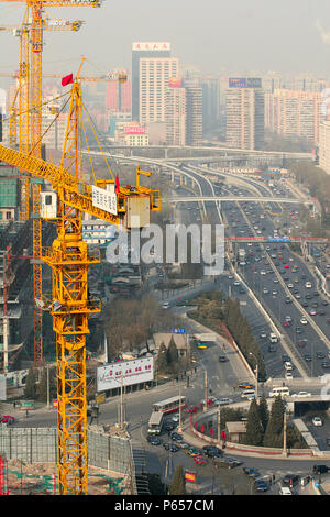 Krane mit Stahldraht für Arbeitnehmer auf einer Baustelle auf dem zweiten Ring Road an der Dongzhimen, Peking. Stockfoto