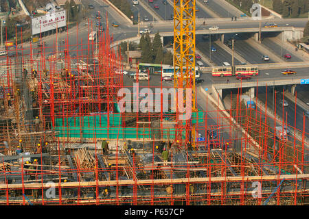 Krane mit Stahldraht für Arbeitnehmer auf einer Baustelle auf dem zweiten Ring Road an der Dongzhimen, Peking. Stockfoto