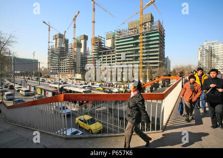 Ein neues Bürogebäude im Bau auf dem zweiten Ring Road an der Dongzhimen im Zentrum von Peking. Stockfoto