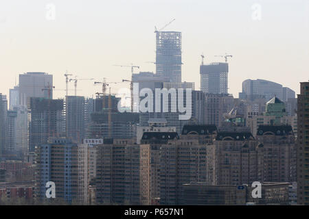 Peking Skyline mit den zentralen CBD-Bereich und mit dem Bau des Jianwai SOHO Wohn- und Bürokomplex. Stockfoto