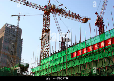 Krane, die beim Bau der Jianwai SOHO Büro- und Wohnkomplex in Peking. Stockfoto