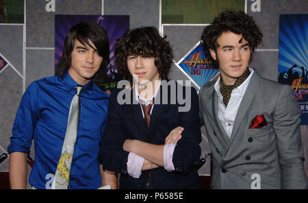 Jonas Brothers Ankunft auf der Hannah Montana Miley Cyrus Premiere auf El Capitan Theatre in Los Angeles. horizontale Blickkontakt - jpgJonasBrothers JonasBrothers 28. 28 Veranstaltung in Hollywood Leben - Kalifornien, Red Carpet Event, USA, Filmindustrie, Prominente, Fotografie, Bestof, Kunst, Kultur und Unterhaltung, Topix prominente Mode, Besten, Hollywood Leben, Event in Hollywood Leben - Kalifornien, Roter Teppich und backstage,, Kunst, Kultur und Unterhaltung, Fotografie, Anfrage tsuni@Gamma-USA.com, Musik Prominente, Musiker, Music Group, 2000 bis 2009 Stockfoto