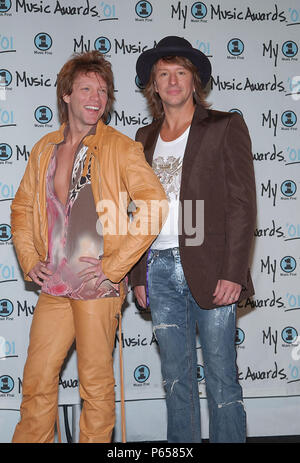 Jon Bon Jovi, Links, und Richie Sambora im Drucksaal auf der Meine VH1 Music Awards im Shrine Auditorium in Los Angeles Sonntag, Dezember 3, 2001. - JonBonJovi SamboraRichie-2. jpgJonBonJovi SamboraRichie-2 Ereignis in Hollywood Leben - Kalifornien, Red Carpet Event, USA, Filmindustrie, Prominente, Fotografie, Bestof, Kunst, Kultur und Unterhaltung, Topix prominente Mode, Besten, Hollywood Leben, Event in Hollywood Leben - Kalifornien, Roter Teppich und backstage,, Kunst, Kultur und Unterhaltung, Fotografie, Anfrage tsuni@Gamma-USA.com, Musik Prominente, Musiker, Musik G Stockfoto