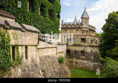 Die Anlage von Schloss Lichtenstein (Schloss Lichtenstein), ein Schloss im neugotischen Stil mit Blick auf die echaz Tal in der Nähe von Honau, Reutlingen gebaut, Stockfoto