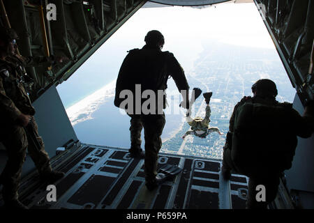 Us Air Force pararescuemen und zur Bekämpfung der Controller vom 24 Special Operations Wing springen aus einem MC-130J Commando II Hurlburt Field, Fla., 4. Mai 2016, während der Übung Emerald Krieger. Emerald Krieger ist ein US Special Operations Command gesponsert Mission rehearsal Übung während der Joint Special Operations Forces Zug zum echten und neuen weltweiten Bedrohungen reagieren. (U.S. Air Force Foto: Staff Sgt. Paul Labbe) Stockfoto