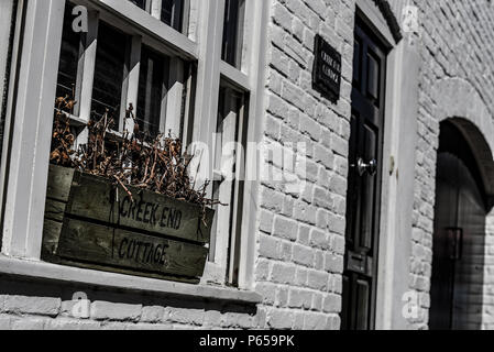 Creek Cottage, Alte Leigh, Leigh-on-Sea, Essex, Großbritannien. Malerische kleine Home. Strahlendes Weiß mit schwarzen Tür. Hoher Kontrast. Stockfoto