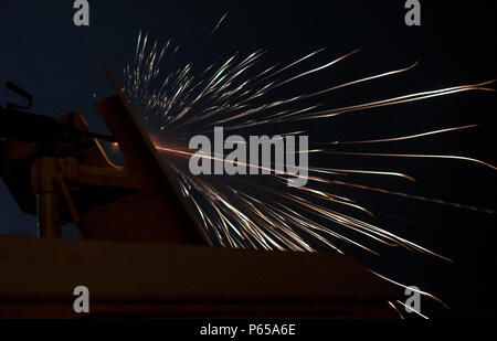 Ein U.S. Army Reserve Militärpolizei Soldat aus der 341 MP Company, Mountain View, Kalifornien, Brände ein M249 Squad automatische Waffe auf eine hohe Mobilität Multi-Purpose Radfahrzeug Revolver während einer Nacht Feuer Qualifikation Tabelle am Fort Hunter-Liggett, Kalifornien, 4. Mai montiert. Die 341 MP Co. ist eine der ersten Einheiten in der Armee finden Sie eine komplette 6-Tabelle Crew - dienen Waffe Qualifikation, die auch die M2, M249 und M240B Maschinengewehre feuern beide während des Tages und der Nacht. (U.S. Armee Foto von Master Sgt. Michel Sauret) Stockfoto