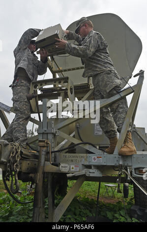 Soldaten der US-Armee des 50th Expeditionary Signal Battalion installieren einen Ka-Band Hochleistungsverstärker auf einem Satelliten-Übertragungsterminal während der Übung Beyond the Horizon 2016 in Coatepeque, Guatemala. Der Austausch der Ausrüstung stellt die Satellitenkommunikation wieder her, gewährleistet die Signalintegrität, unterstützt Mehrkanalübertragung, technische Kompetenz, Betriebsbereitschaft, und verbessert die Einsatzfähigkeit bei humanitären und Ausbildungsmissionen. Stockfoto