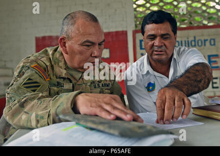 LA BLANCA, Guatemala - US Army Reserve Maj. Edward Vela, 321 zivilen Angelegenheiten Brigade task force zivilen Angelegenheiten Planer, und Aroldo Corderro, Kommunale von La Blanca Bürgermeister, schauen Sie über die Aufteilung der Gemeinden der Region bei einer Planung Sitzung Mai 4, 2016 während der Übung über den Horizont 2016 GUATEMALA. Us-Armee im Süden und die lokale bürgerliche Führer arbeiten gemeinsam an einer medizinischen Readiness Training übung für die Bürger von La Blanca zu planen. (U.S. Air Force Foto von älteren Flieger Dillon Davis/Freigegeben) Stockfoto