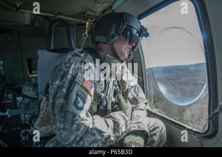 Us-Armee Sgt. Carlton Quenneville, Crew Chief, Charlie Company, 3.BATAILLON, 126 Aviation Regiment (Air Ambulance), Vermont Army National Guard, überwacht den Außenbereich während einer HH-60M Black Hawk Hubschrauber Flug am 29. April 2016. Soldaten mit C/3-126 th AVN (AA) mit Piloten aus der 134 Fighter Squadron teilgenommen, 158 Fighter Wing, Vermont Air National Guard, der in der Suche und Rettung Übung. (U.S. Army National Guard Foto von SPC. Avery Cunningham) Stockfoto