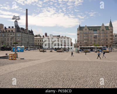 Tampere zentralen Platz mit Bushaltestelle und die umliegenden Gebäude in Finnlands zweitgrößte Stadt Stockfoto