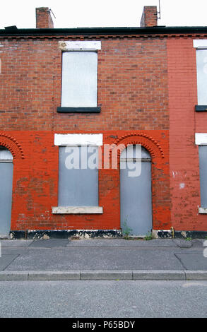 Heruntergekommene Reihenhäuser Viktorianischen Häuser Abriss wartet, Salford, in der Nähe von Manchester, England, UK. Der Salford regeneration Ziel ist es, zu gewährleisten, dass jede Stockfoto