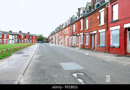 Heruntergekommene Reihenhäuser Viktorianischen Häuser Abriss wartet, Salford, in der Nähe von Manchester, England, UK. Der Salford regeneration Ziel ist es, zu gewährleisten, dass jede Stockfoto