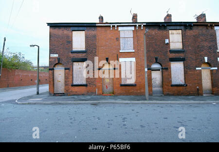 Heruntergekommene Reihenhäuser Viktorianischen Häuser Abriss wartet, Salford, in der Nähe von Manchester, England, UK. Der Salford regeneration Ziel ist es, zu gewährleisten, dass jede Stockfoto