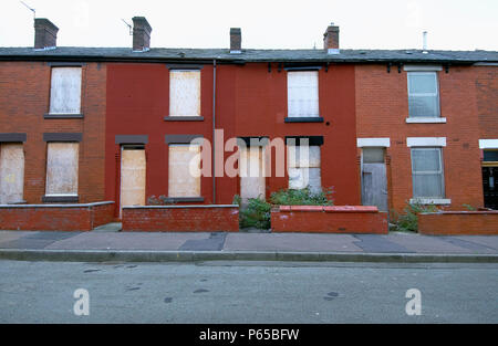 Heruntergekommene Reihenhäuser Viktorianischen Häuser Abriss wartet, Salford, in der Nähe von Manchester, England, UK. Der Salford regeneration Ziel ist es, zu gewährleisten, dass jede Stockfoto