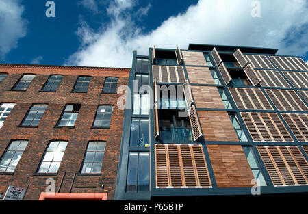 Wohnsiedlung mit Holz Fensterläden und Holz verkleidet. Manchester, England, Großbritannien Stockfoto