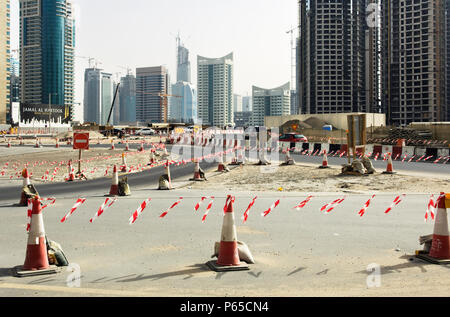 Temporäre Leitkegel Routing mit Türmen im Bau, Dubai Marina. Dubai Stockfoto