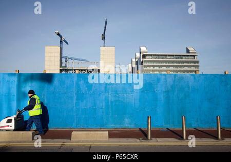 Street Cleaner, die Baustelle am Ufer des Flusses Liffey, Dublin, Irland, Feb. 2008 Stockfoto