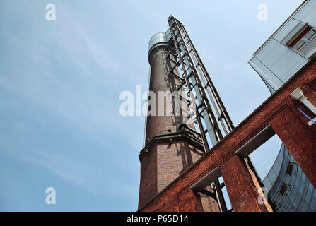 Smithfield Schornstein Aussichtsturm, Smithfield, Dublin 2008. Einst Teil der Old Jameson Distillery, der Kamin ist nun durch eine Glas Beobachtung p gekrönt Stockfoto