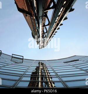 Smithfield Schornstein Aussichtsturm, Smithfield, Dublin 2008. Einst Teil der Old Jameson Distillery, der Kamin ist nun durch eine Glas Beobachtung p gekrönt Stockfoto