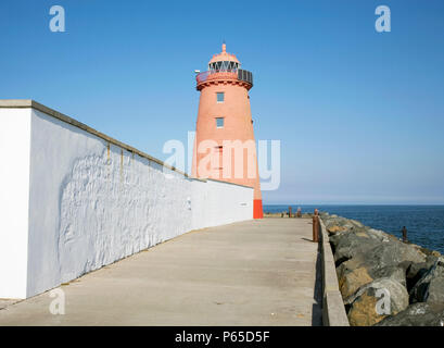 Poolbeg Leuchtturm, großen Südwand, die Bucht von Dublin Ringsend, Dublin, Irland. 1767 2007 gebaut Stockfoto