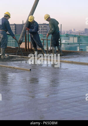 Gießen und Verdichten in situ Stahlbeton mit Pumpe und vibrierenden Poker während verstärkte Bodenplatte Bau an der Diwa-Gebäude. Lond Stockfoto