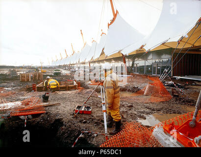 Vermessung während der Bau von Einkaufszentren am internationalen Bahnhof Ashford entfernt, Teil des Channel Tunnel Rail Link funktioniert. Ashford, Kent, Un Stockfoto