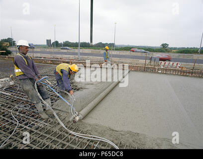 Manuell abziehen Ortbeton Fahrbahnplatte verstärkt. Vereinigtes Königreich. Stockfoto