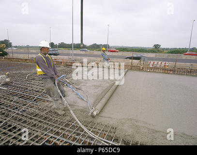 Manuell abziehen Ortbeton Fahrbahnplatte verstärkt. Vereinigtes Königreich. Stockfoto