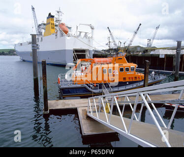 Falmouth Rettungsboote und Frachtschiff in Falmouth Docks. Cornwall, Großbritannien Stockfoto