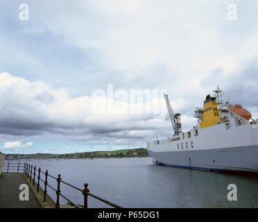 Falmouth Rettungsboote und Frachtschiff in Falmouth Docks. Cornwall, Großbritannien Stockfoto