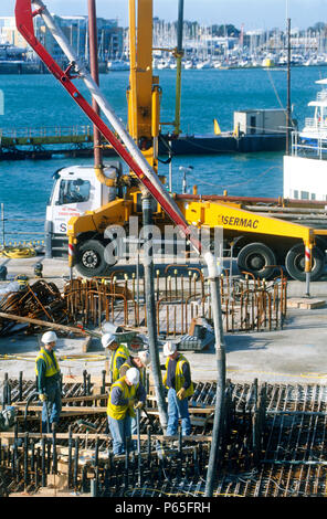 Gießen Beton für das Fundament Platten auf der Spinnaker Tower Projekt in Portsmouth. Hafen im Hintergrund Stockfoto