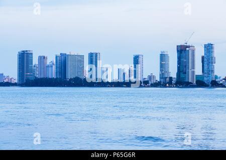 Cityscaper, Metropolitan, Wolkenkratzer, Skyline Gebäude am Ufer des Gurney Drive, Georgetown, Penang Stockfoto