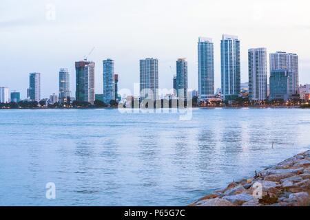 Cityscaper, Metropolitan, Wolkenkratzer, Skyline Gebäude am Ufer des Gurney Drive, Georgetown, Penang Stockfoto