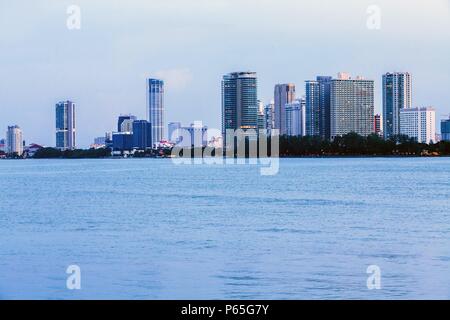 Cityscaper, Metropolitan, Wolkenkratzer, Skyline Gebäude am Ufer des Gurney Drive, Georgetown, Penang Stockfoto