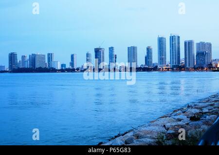 Cityscaper, Metropolitan, Wolkenkratzer, Skyline Gebäude am Ufer des Gurney Drive, Georgetown, Penang Stockfoto