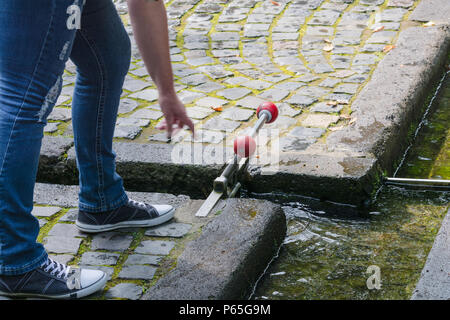 Kleine Wasser sperren Hand betrieben auf einem Kinderspielplatz Stockfoto