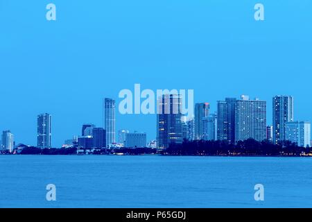 Cityscaper, Metropolitan, Wolkenkratzer, Skyline Gebäude am Ufer des Gurney Drive, Georgetown, Penang Stockfoto