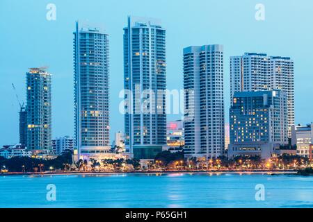 Cityscaper, Metropolitan, Wolkenkratzer, Skyline Gebäude am Ufer des Gurney Drive, Georgetown, Penang Stockfoto