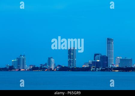 Cityscaper, Metropolitan, Wolkenkratzer, Skyline Gebäude am Ufer des Gurney Drive, Georgetown, Penang Stockfoto