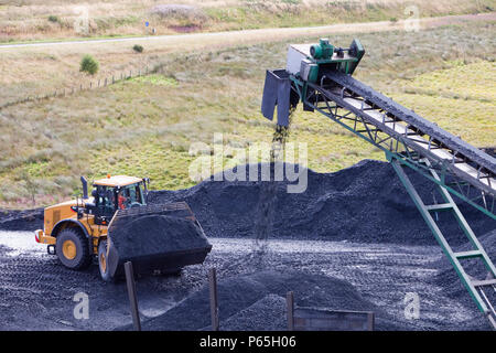 Ein Förderband, das Kohle braucht, um von der Glentaggart Tagebau Coal Mine zu einem Straße Kopf für den Weitertransport auf der Straße in Lanarkshire, Schottland, Großbritannien. Wie Stockfoto