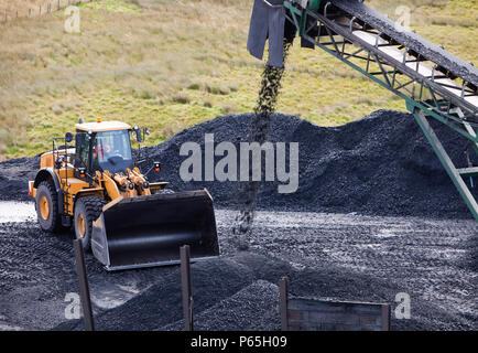 Ein Förderband, das Kohle braucht, um von der Glentaggart Tagebau Coal Mine zu einem Straße Kopf für den Weitertransport auf der Straße in Lanarkshire, Schottland, Großbritannien. Wie Stockfoto