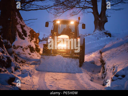 Ein Landwirt Schneeräumung von einer Gasse in der Nähe von Ambleside Schnee, Lake District, Großbritannien. Stockfoto