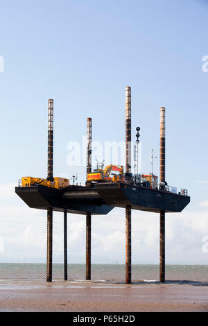 Einen Wagenheber bis Barge arbeiten auf das Vorland des Solway Firth in der Nähe von Workington, das Netzkabel, die den Strom aus den neuen installieren Stockfoto