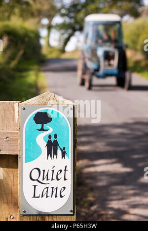 Einer ruhigen Gasse im Hodder Tal in Lancashire, UK. Diese Initiative fördert die Autofahrer langsam wie die Straße zu fahren, die von Wanderern und Radfahrern benutzt wird Stockfoto