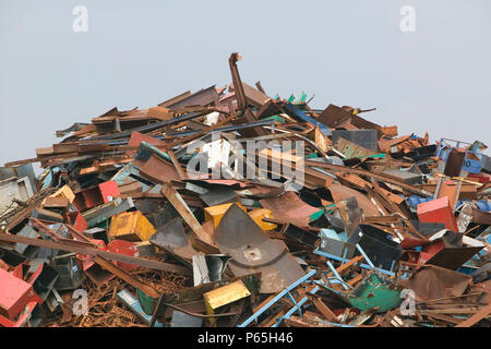 Ein Altmetall-kaufleuten in Blackburn, Lancashire, UK. Recycling spart enorme Mengen an Energie und reduziert die Notwendigkeit von Deponien. Stockfoto