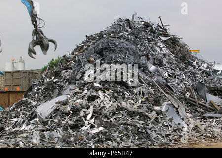 Ein Altmetall-kaufleuten in Blackburn, Großbritannien. Recycling spart enorme Mengen an Energie und reduziert die Notwendigkeit von Deponien. Stockfoto