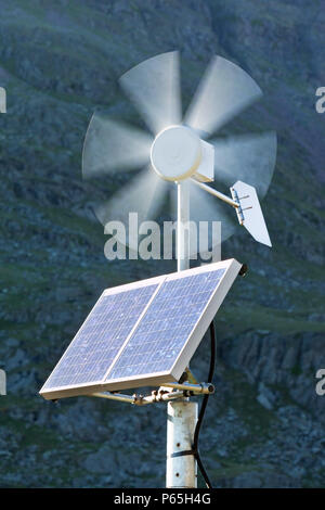 Ein solar electric Panel und Windkraftanlagen verwendet wird, macht ein neon Schild auf kirkstone Pass, Lakle Bezirk, Deutschland an. Stockfoto