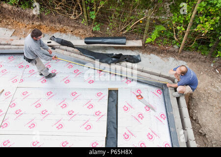 Bauherren legen Sie unter Bodenisolierung in eine Wohnhauserweiterung in Ambleside, Großbritannien. Stockfoto