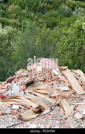 Bauschutt illegal kippte fliegen in Teos, West-Türkei. Stockfoto